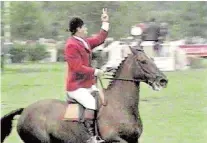  ??  ?? (below) Harvey Smith’s V-sign at Hickstead in 1971