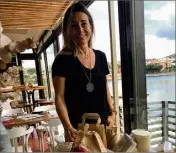  ?? (Photo J. -M. V.) ?? Aux commandes du restaurant La Chipote depuis  ans, Julie Devouassou­x a mis en place le drive « Le petit pote ».