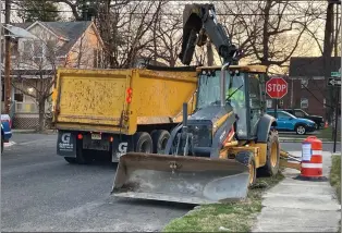  ?? L.A. PARKER — THE TRENTONIAN ?? Heavy machinery rolled onto Gladstone Ave. early Tuesday.