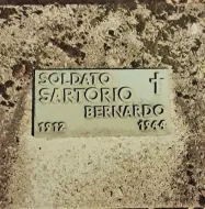  ??  ?? L’ultima foto A destra l’alpino Bernardo Sartorio nell’ultima foto prima di essere catturato dai soldati tedeschi e condotto nel campo nazista di Baumholder dove morì a 32 anni nel 1944. Sopra la targa a Graglio, il suo paese natale, che ricorda...