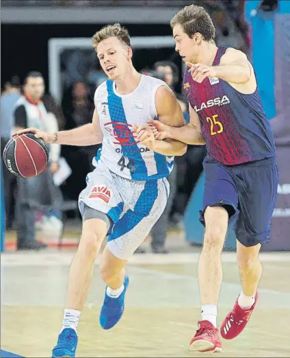  ?? FOTO: EFE ?? Petteri Koponen, escolta del Barça, defendiend­o a Jordan Swing, del Delteco GBC, durante el encuentro de ayer en el Palau