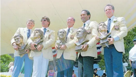  ?? ?? O.J. Simpson, second from right, is joined by, from left, Frank Gatski, Joe Namath, Pete Rozelle, and Roger Staubach, right, during enshrineme­nt ceremonies at the Pro Football Hall of Fame in Canton, Ohio, August 3, 1985.