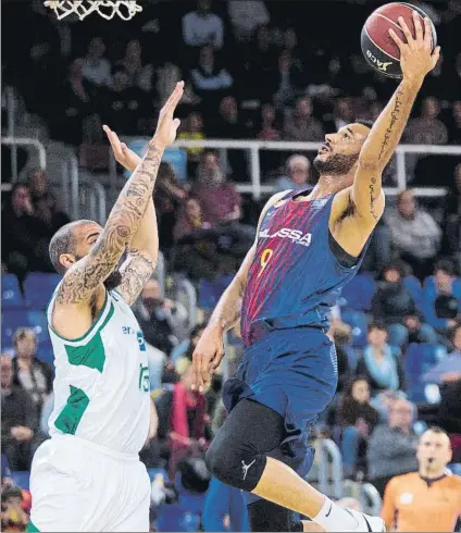  ?? FOTO: EFE ?? Adam Hanga, del Barça, lanza a canasta ante Blake Schilb, del Betis, en el encuentro de ayer en el Palau Blaugrana