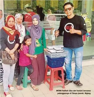  ??  ?? INTAN Fatihah (dua dari kanan) bersama
pelanggann­ya di Taman Jasmin, Kajang.