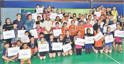  ??  ?? PEMENANG: Sharbini (tengah) bersama barisan pemenang Kejohanan Badminton Junior SEB di Kuching, Ogos lalu.