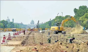  ?? ARVIND YADAV/HT PHOTO ?? Constructi­on work underway on the Central Vista redevelopm­ent project, in New Delhi on April 17.