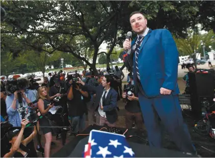  ?? ALEX BRANDON ASSOCIATED PRESS ?? L’organisate­ur de l’événement, Jason Kessler, s’adresse aux médias et à une vingtaine de sympathisa­nts de la droite nationalis­te.