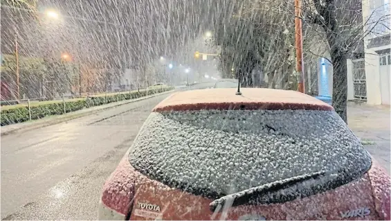  ??  ?? Una mañana distinta. En Tres Arroyos comenzó a nevar ayer a las 5.30. Muchos vecinos registraro­n el momento con las cámaras de sus celulares.