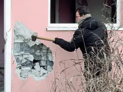  ?? Errebi) (foto ?? AbbattuteL­e abitazioni del villaggio sinti di Mestre mentre vengono demolite. Sopra, i tre assessori Colle, Venturini e Boraso