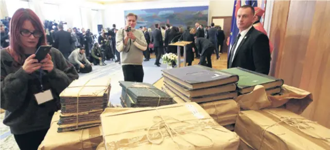  ??  ?? Samo dio matičnih knjiga Vučić je u Zagreb donio matične knjige s područja Dvora koje su, kao i stotine drugih, otuđene 1995. u vrijeme Oluje