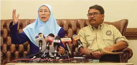  ?? PIC BY MOHD FADLI HAMZAH ?? Deputy Prime Minister Datuk Seri Dr Wan Azizah Wan Ismail with Nadma director-general Datuk Dr Ahmad Jailani Muhamed Yunus in Putrajaya yesterday.