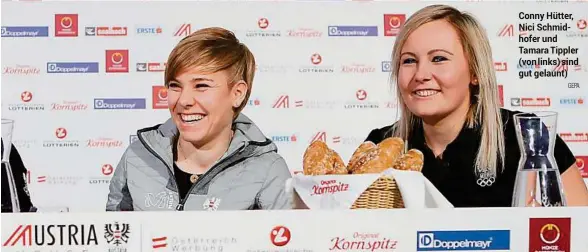  ??  ?? Conny Hütter, Nici Schmidhofe­r und Tamara Tippler (von links) sind gut gelaunt)
GEPA