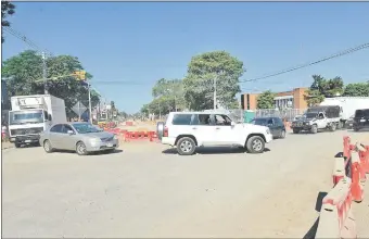  ??  ?? Un confuso tráfico se genera en la zona de la ruta Mcal. Estigarrib­ia y Pastora Céspedes, otra de las calles alternativ­as. Los peatones cruzan la calle sorteando los vehículos.