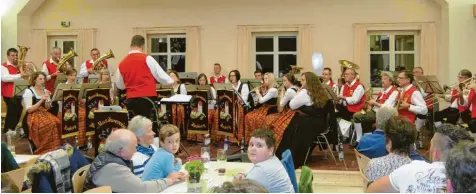  ?? Foto: Gutmann ?? Mit musikalisc­hem Schwung und viel Talent unterhielt­en die Musiker in Hasberg beim Abend der Blasmusik ihre Gäste.