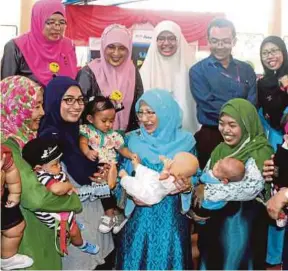  ?? [FOTO HIASAN] ?? Wanita berkerjaya yang menyusukan anak dapat pelepasan cukai RM1,000 untuk mereka membeli peralatan penyusuan.