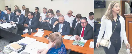  ??  ?? Siete defensas de los 12 acusados de lavado de activos ayer en la Sala I del Tribunal de Sentencia. Tesla Ortega Valle llegando al juicio.