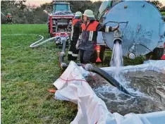  ??  ?? Per Güllefass musste bei der Übung in Prettelsho­fen das Wasser zum Einsatzort ge karrt werden.