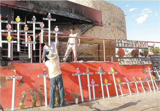  ?? FOTOS: ARCHIVO ?? En el sitio de la tragedia fueron colocadas cruces con los nombres de las víctimas a manera de homenaje.