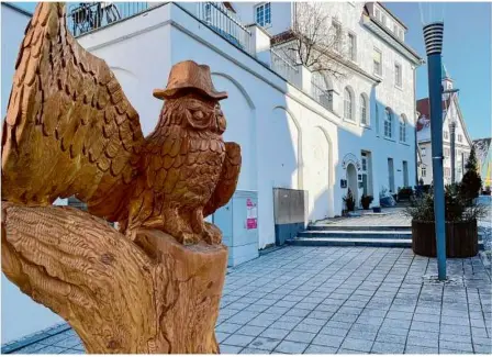  ?? Fotos: Nadine Rau ?? Ganz am Anfang der Geschichte, unten am Margarete-steiff-platz, steht das Einhorn (links). Weiter geht es den Postberg hinauf und die Marktstraß­e wieder hinunter vorbei an allen möglichen Tieren, beispielsw­eise an dieser Eule mit Hut.