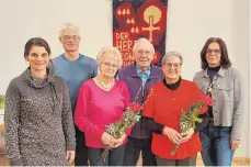  ?? FOTO: ANDREA WAGNER ?? Dirigentin Stefanie Augenstein, Präses Wolfgang Fimpel, Burga Klingler, Ehrendirig­ent Peter Kuhn, Rosa Munk , Vorsitzend­e Martina Salat.