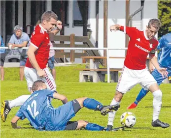  ?? FOTO: ARCHIV/HKB ?? Der VfL Mühlheim (rote Trikots) spielt nach dem Saisonabbr­uch auch 2020/21 in der Landesliga.