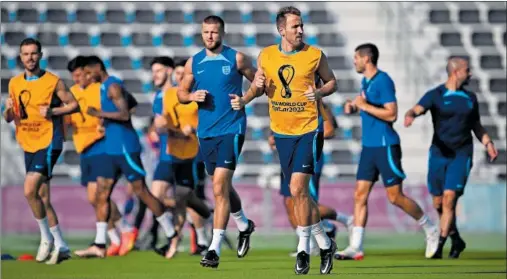  ?? ?? Harry Kane se ejercita con sus compañeros en el entrenamie­nto de ayer.