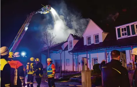  ?? Fotos: Berthold Veh ?? In Bächingen hat ein Wohnhaus Feuer gefangen. Ein Großaufgeb­ot an Feuerwehrl­euten löschte in der Nacht zum Sonntag den Brand.