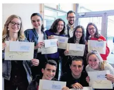  ??  ?? Pauline, Camille, Emeline, Mélissa, Marine, Léa, Clément et Quentin ont fièrement posé avec leur professeur de français, M. Bacheley.