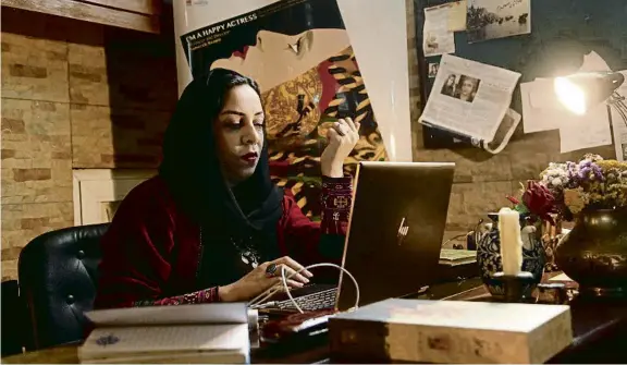  ?? MARIAM ALIMI / AFP ?? La cineasta més important de l’Afganistan parla des de Washington (Virgínia), on es va desplaçar per acabar un documental