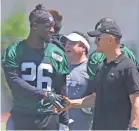  ?? CHRIS PEDOTA/NORTHJERSE­Y.COM ?? The Jets introduced running back Le’Veon Bell during minicamp as he is greeted by owner Chris Johnson.