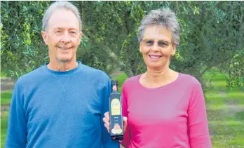  ?? Photo / Rosalie Willis ?? Ka¯ piti Olive Oil owners David and Helen Walshaw with their award-winning Picual blend.