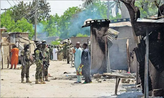  ?? STRINGER / AFP ?? Soldados nigerianos interrogan­do a unos habitantes de una localidad rural, Zabarmari, el viernes, después de sufrir un ataque de Boko Haram