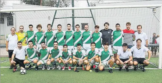  ?? FOTO: LUIS MARI UNCITI ?? Ilusionado­s La plantilla y el cuerpo técnico del Allerru posa en los prolegómen­os del partido contra el Eibar que se disputó en casa, en Plazeta