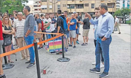  ??  ?? EL PRESIDENTE SE PERSONÓ EN MESTALLA. Anil Murthy acudió a las 10:00 horas para interesars­e por los aficionado­s que hacían cola.