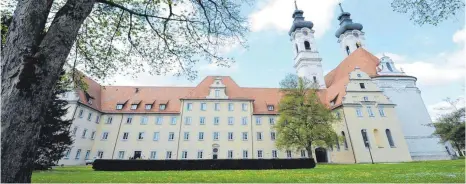  ?? FOTO: DANIEL BOCKWOLDT/DPA ?? Wenig Freiheiten ließ die Klosterord­nung den Leibeigene­n in Zeiten der Feudalherr­schaft. Zum Herrschaft­sbereich des Kloster Zwiefalten gehörte auch der Teilort Upflamör, mit dem sich Hubert Schelkle beschäftig­t hat.