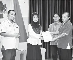  ??  ?? TERIMA KASIH: Fatimah menyampaik­an sijil penghargaa­n kepada wakil Kawasan Rukun Tetangga. Turut kelihatan Rasid (kiri).