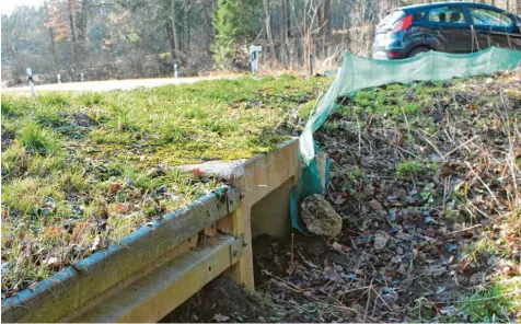  ?? Foto: Christof Paulus ?? Durch diesen Tunnel gelangen die Kröten auf die andere Straßensei­te. Jährlich retten die ehrenamtli­chen Helfer vom Bund Naturschut­z nach eigenen Angaben rund 8000 Kröten, halten diese mithilfe von Krötenzäun­en von den Autos fern. Doch an vielen Stellen stoßen die Helfer an ihre Grenzen.