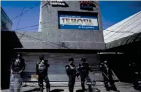 ??  ?? CORDÓN. Canal opositor a Ortega fue cercado por uniformado­s. (EFE)