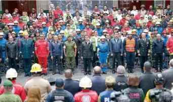  ??  ?? Ante más de 500 rescatista­s de diferentes grupos e institucio­nes, Enrique Peña Nieto (al centro) afirmó que México ha aprendido y es una nación mucho más fuerte de lo que era antes de los sismos que impactaron al país en septiembre.
