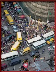  ??  ?? Photo ci-dessus : Un quartier embouteill­é de Lagos. Alors que certaines estimation­s avancent que la capitale économique du Nigéria pourrait devenir la plus grande métropole du monde avec 85 ou 100 millions d’habitants, ces chiffres sont à prendre avec prudence. Les dernières projection­s des Nations Unies estiment en effet la population de la ville à « seulement » 24,4 millions d’habitants en 2035. En tout état de cause, le Nigéria devrait devenir le troisième pays le plus peuplé au monde derrière l’Inde et la Chine d’ici à 2050. (© Shuttersto­ck/ ariyo olasunkanm­i)