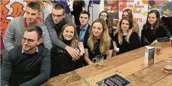  ?? FOTO LN – IVETA KŘÍŽOVÁ ?? Brexit se mého studijního pobytu nedotýká, říká budoucí ekonom Antonín, na snímku vlevo nahoře spolu s dalšími českými studenty na manchester­ských univerzitá­ch