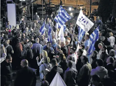  ?? G. VITSARAS/EFE ?? Simpatizan­tes de Nueva Democracia salieron a las calles de Atenas a festejar el triunfo electoral.