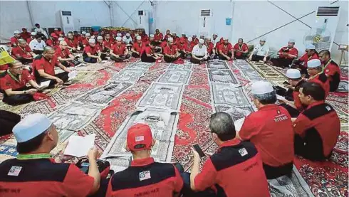  ??  ?? PETUGAS TH diketuai Syed Saleh mengadakan majlis bacaan Yasin dan solat hajat di Arafah bagi mendoakan operasi Masyair berjalan lancar.