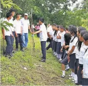  ??  ?? Enseñanza. Este accionar forma parte de un programa de actividade­s agrícolas que el CENTA en Cojutepequ­e se ha propuesto atender con alumnos.