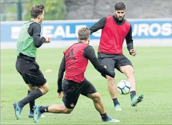  ?? FOTO: UNCITI ?? Raúl Navas golpea el balón en un lance del entrenamie­nto de ayer en presencia de Sergio Canales y Kevin Rodrigues