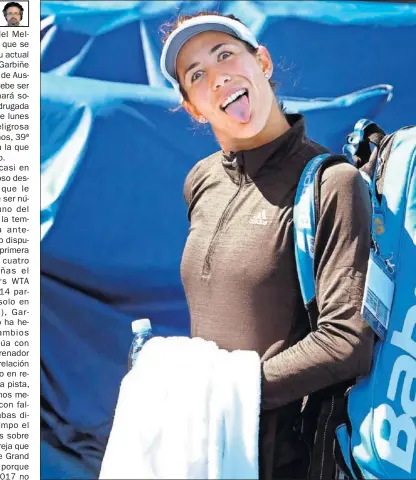  ??  ?? MOTIVADA. Garbiñe Muguruza saca la lengua a los fotógrafos tras su entrenamie­nto de ayer en Melbourne.