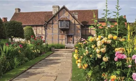  ?? ANDREW LAWSON ?? Shakespear­e’s birthplace on Henley Street in Stratford on Avon, England, has a sumptuous garden full of roses.