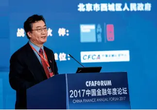  ??  ?? Le 25 janvier 2018, à l’occasion d’un forum financier annuel organisé dans le cadre de la 13e Foire internatio­nale financière de Beijing, Huo Xuewen, directeur du Bureau de travail financier de Beijing, annonce l’élargissem­ent de l’ouverture des financemen­ts de Beijing.