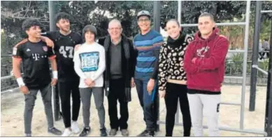  ?? D. A. ?? El alcalde, Antonio Bonilla, y la concejal Almudena Jiménez, junto a varios jóvenes en el parque.