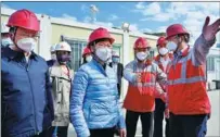  ?? EDMOND TANG / CHINA DAILY ?? Hong Kong Chief Executive Carrie Lam Cheng Yuet-ngor (center) visits community isolation facilities in Tsing Yi constructe­d with support from the Chinese mainland.